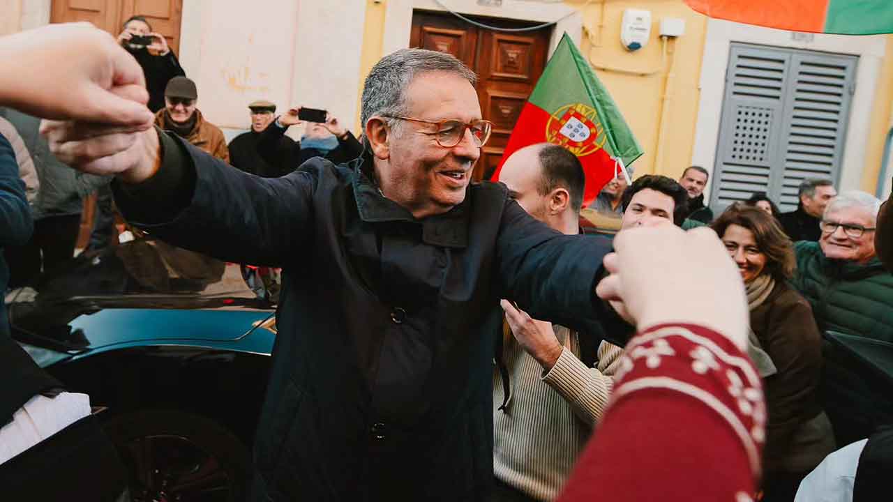António José Seguro passou hoje por Loulé numa tarde fria, dançou um corridinho, tocou pandeireta com charolas e recebeu uma Constituição da República.