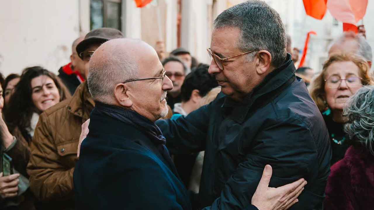 António José Seguro passou hoje por Loulé numa tarde fria, dançou um corridinho, tocou pandeireta com charolas e recebeu uma Constituição da República.