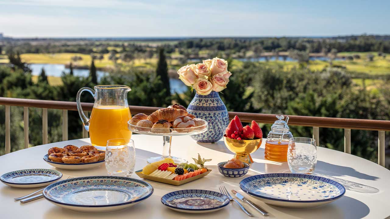 Jantar especial, escapadinha romântica e experiências de spa marcam as propostas do Victoria Golf Resort & Spa para o Dia dos Namorados.