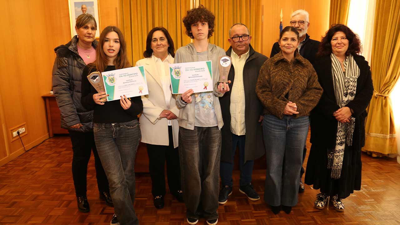 Seis alunos de Vila do Bispo receberam prémios de mérito escolar numa cerimónia municipal integrada nas comemorações oficiais do concelho.