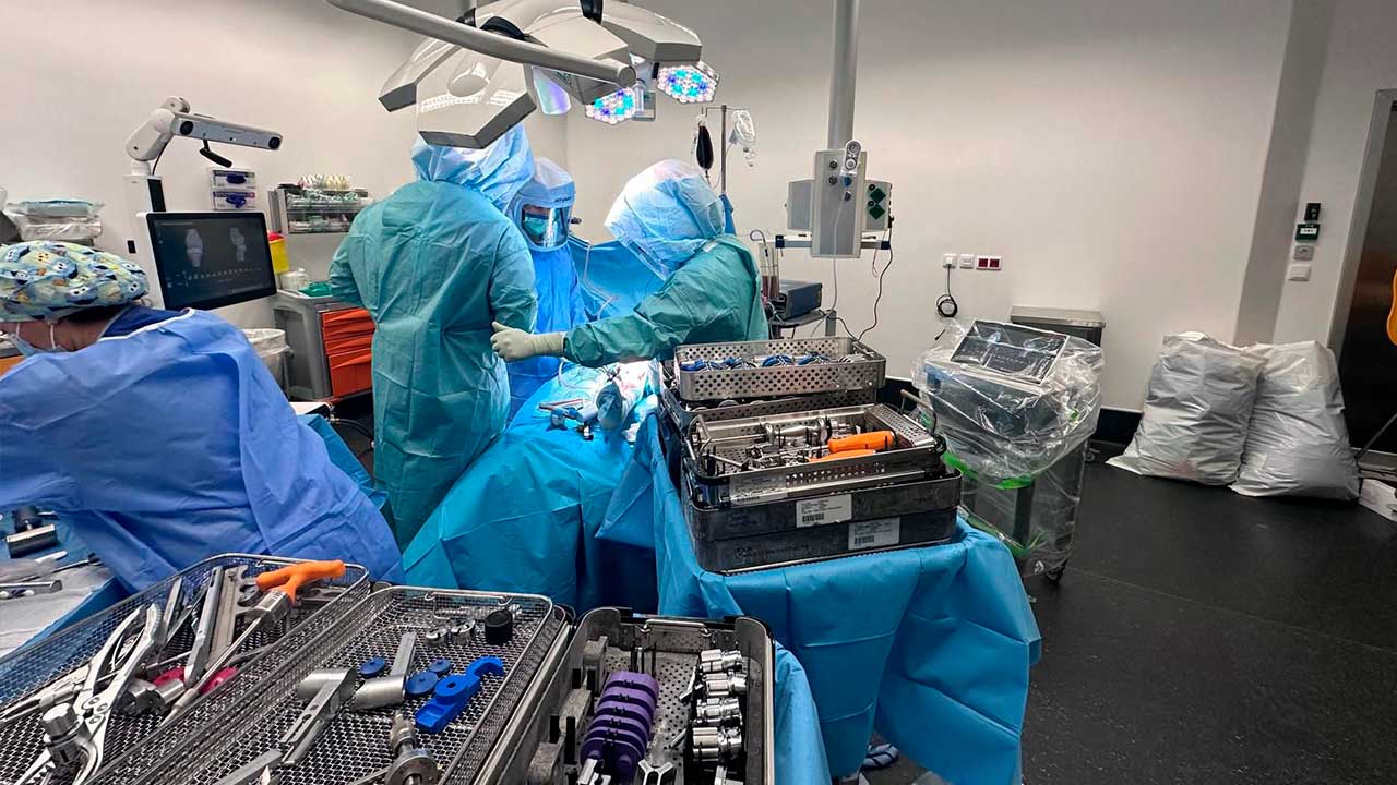 O Hospital Particular do Algarve, em Faro, realizou a primeira cirurgia robótica de revisão da prótese do joelho em Portugal, reforçando a inovação na ortopedia.