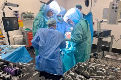 O Hospital Particular do Algarve, em Faro, realizou a primeira cirurgia robótica de revisão da prótese do joelho em Portugal, reforçando a inovação na ortopedia.