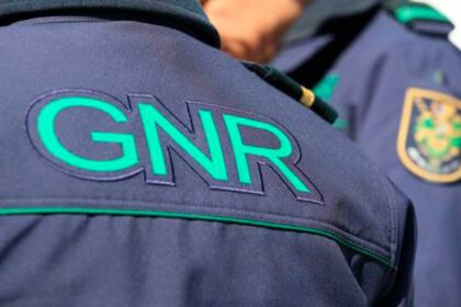 A GNR constituiu arguido um jovem de 20 anos por colisão com fuga e omissão de auxílio, após um acidente que causou um ferido grave em Albufeira.