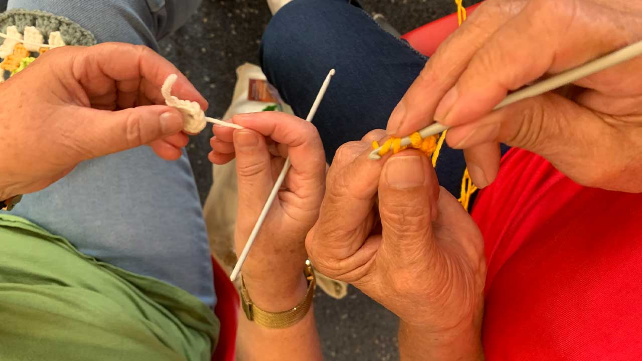 Mostra da Fundação Manuel Viegas Guerreiro cruza crochet tradicional e criação contemporânea, envolvendo a comunidade de Querença num projeto participativo.