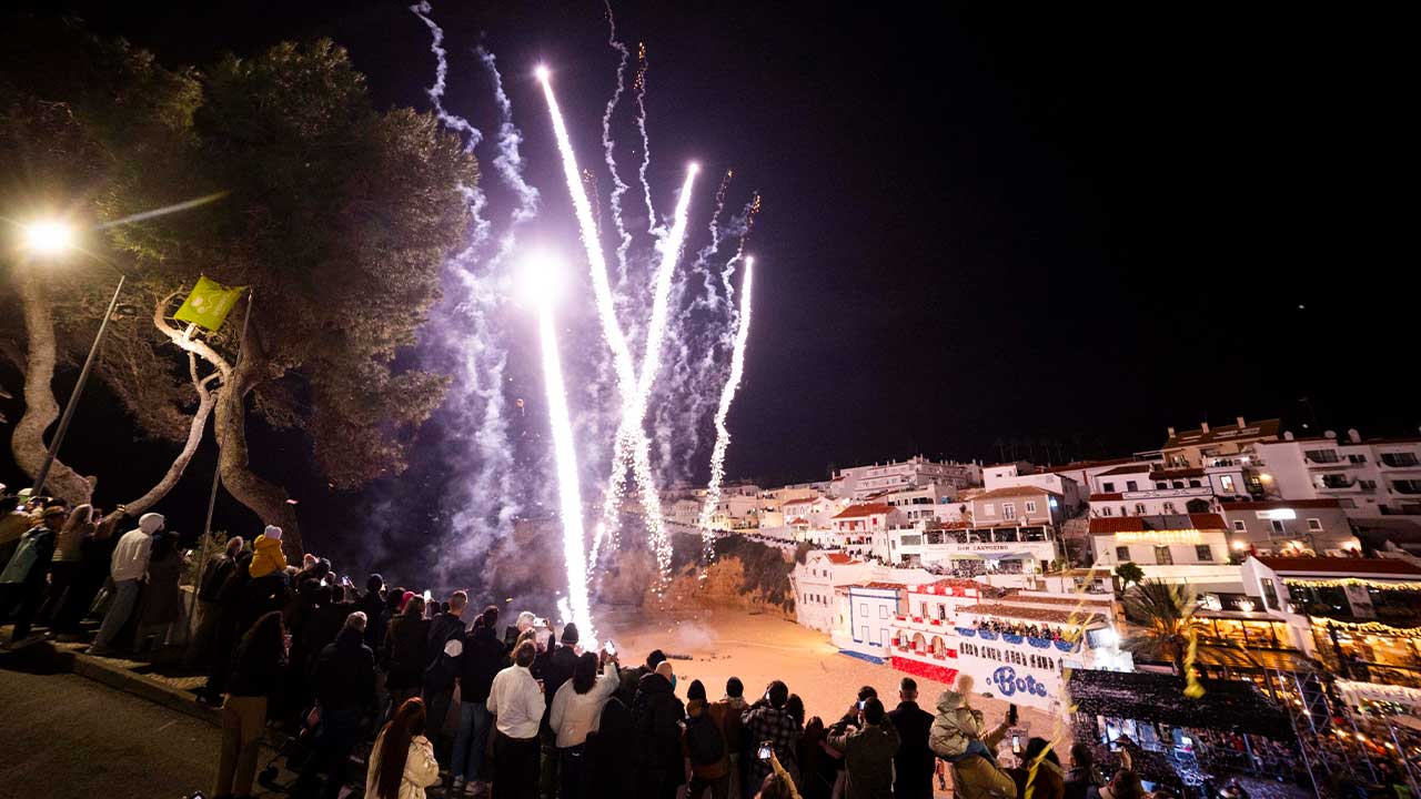 A Praia do Carvoeiro celebrou a entrada em 2026 com concertos ao ar livre, um espetáculo piromusical à meia-noite e animação prolongada até de madrugada.