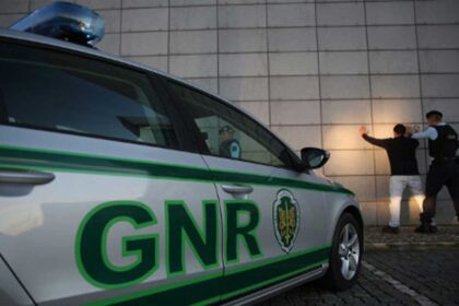 GNR deteve em Portimão um homem de 49 anos condenado a seis anos de prisão por tráfico de estupefacientes em Lagos e Vila do Bispo.