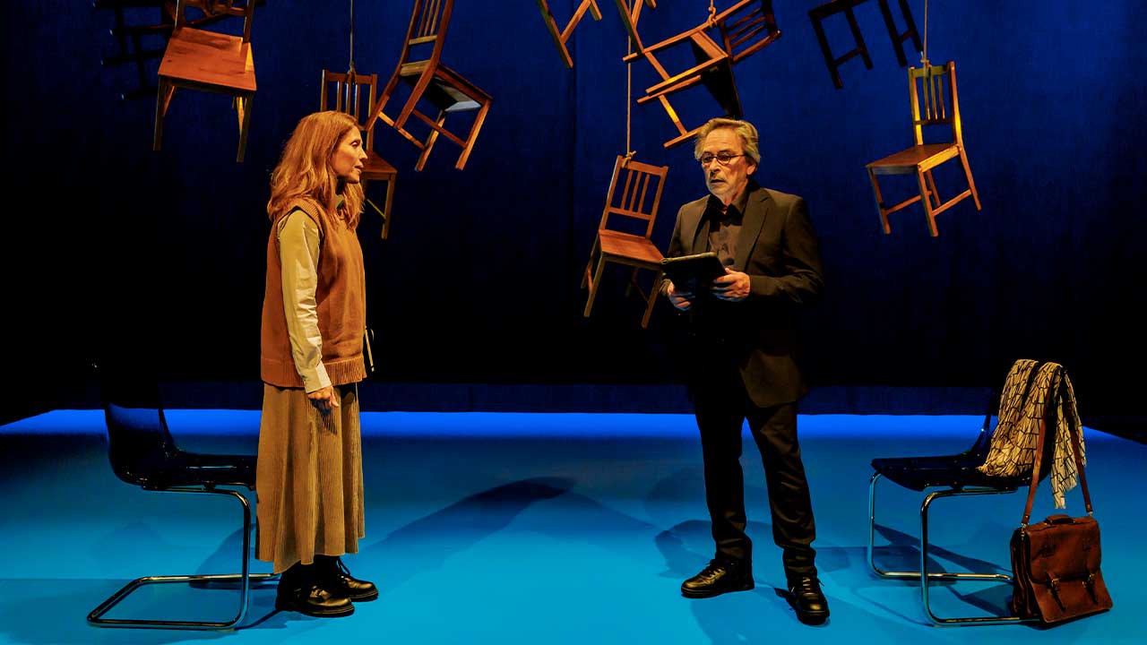 ACTA estreia «Oleanna», de David Mamet, em Almada, com sessões esgotadas no Teatro Municipal Joaquim Benite, e segue em digressão.