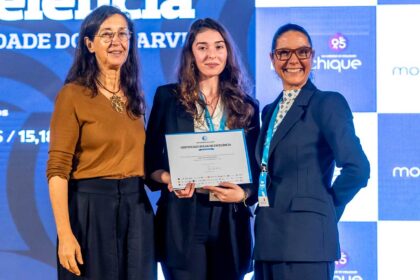 Água Monchique entrega Bolsa de Excelência na UAlg a estudante de Bioquímica e reforça apoio ao mérito académico no Algarve.