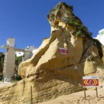 Fissura coloca rochedo do Peneco, em Albufeira, em risco de demolição, após chuvas intensas e desassoreamento da praia.