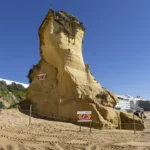 Fissura coloca rochedo do Peneco, em Albufeira, em risco de demolição, após chuvas intensas e desassoreamento da praia.