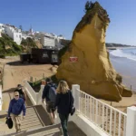 Fissura coloca rochedo do Peneco, em Albufeira, em risco de demolição, após chuvas intensas e desassoreamento da praia.