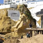 Fissura coloca rochedo do Peneco, em Albufeira, em risco de demolição, após chuvas intensas e desassoreamento da praia.