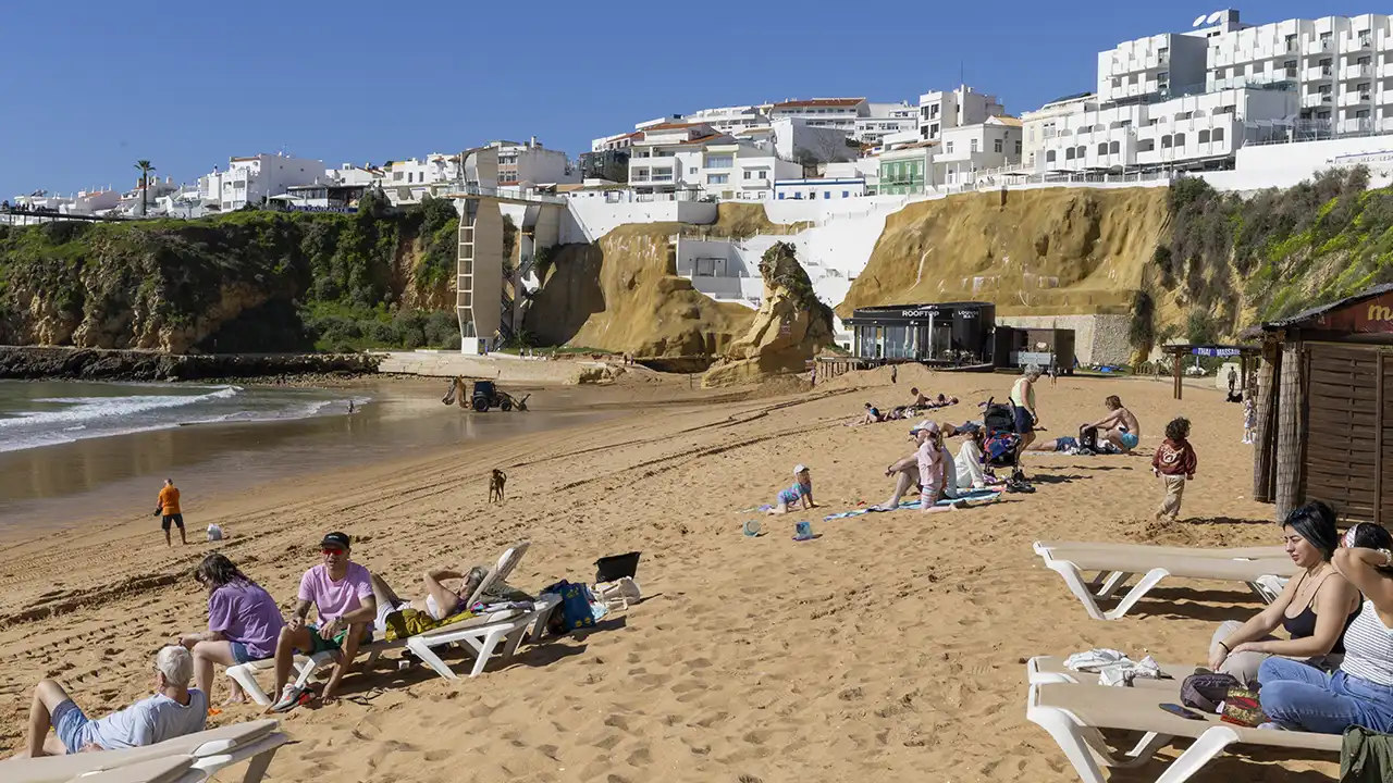 Fissura coloca rochedo do Peneco, em Albufeira, em risco de demolição, após o mau tempo que acelerou a erosão na costa algarvia.