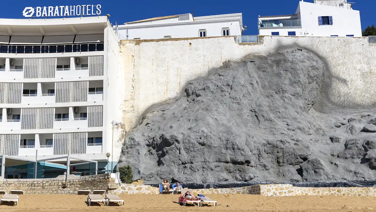 Fissura coloca rochedo do Peneco, em Albufeira, em risco de demolição, após chuvas intensas e desassoreamento da praia.