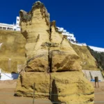 Fissura coloca rochedo do Peneco, em Albufeira, em risco de demolição, após chuvas intensas e desassoreamento da praia.