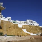 Fissura coloca rochedo do Peneco, em Albufeira, em risco de demolição, após chuvas intensas e desassoreamento da praia.