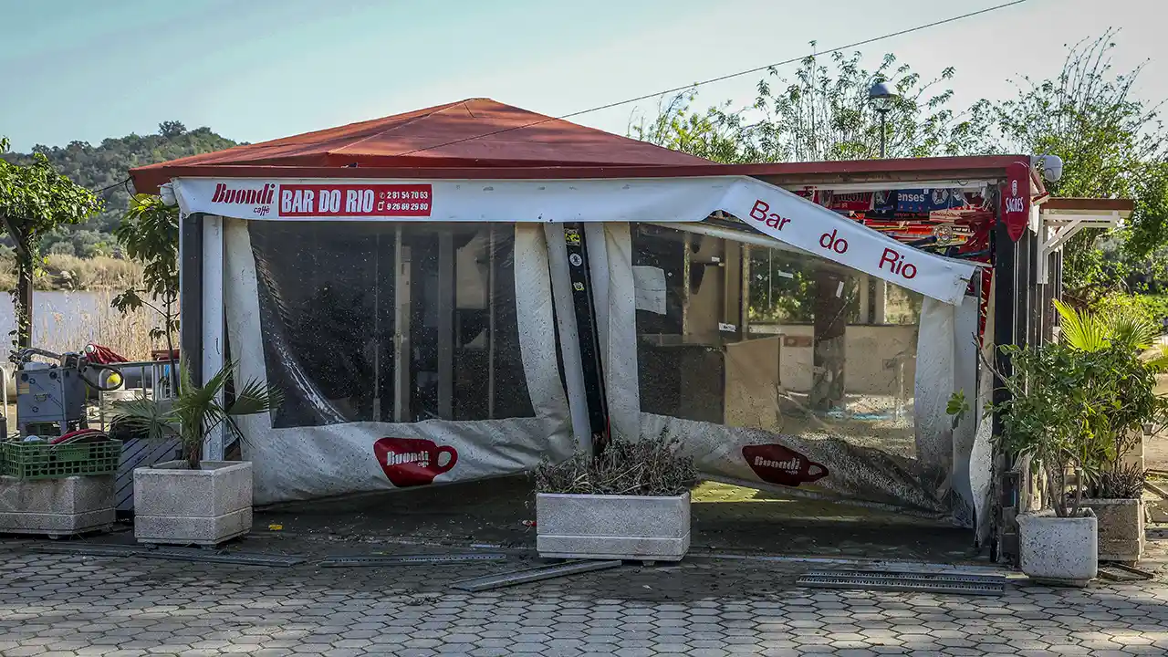 Um mês depois das cheias no Guadiana, economia ribeirinha de Alcoutim continua afetada com cais interditos.