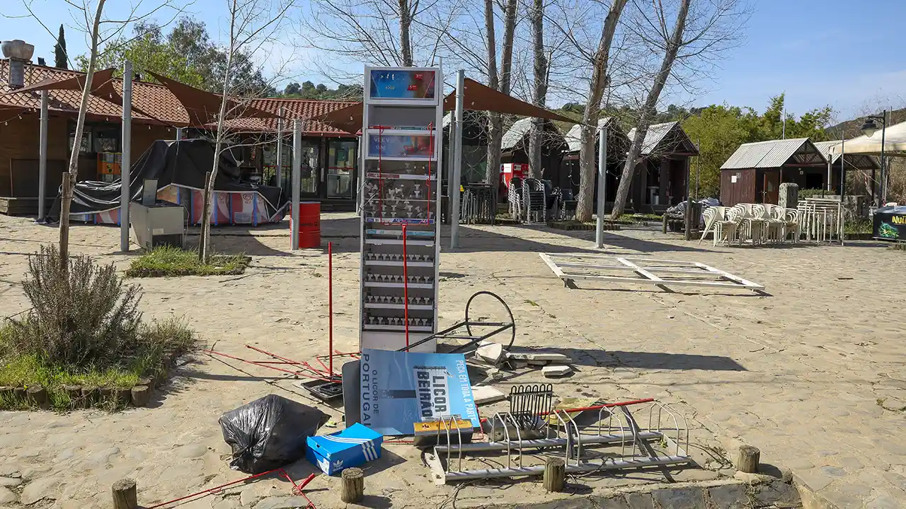 Um mês depois das cheias no Guadiana, economia ribeirinha de Alcoutim continua afetada com cais interditos.