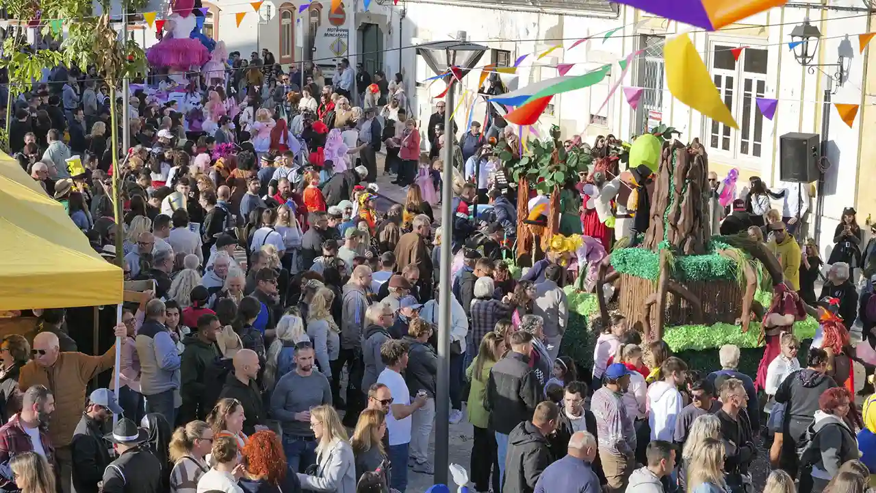 Carros alegóricos no Carnaval de Moncarapacho