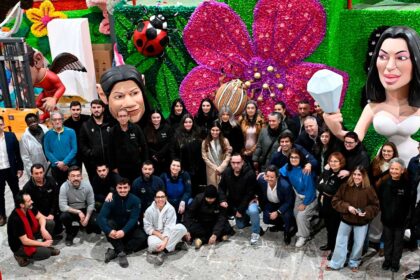Carnaval de Loulé dedica edição de 2026 aos super-heróis com 13 carros alegóricos e 600 figurantes na Avenida José da Costa Mealha.
