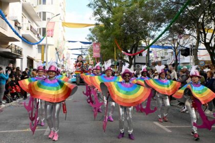 O Carnaval de Loulé juntou cerca de 15 mil pessoas no segundo dia, com  destaque para os super-heróis e sátira à atualidade.
