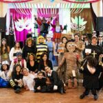 Durante 11 dias, o Carnaval de Portimão 2026 envolve escolas e coletividades em bailes, matinés e desfiles alegóricos que celebram a tradição popular do concelho.