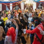 Durante 11 dias, o Carnaval de Portimão 2026 envolve escolas e coletividades em bailes, matinés e desfiles alegóricos que celebram a tradição popular do concelho.