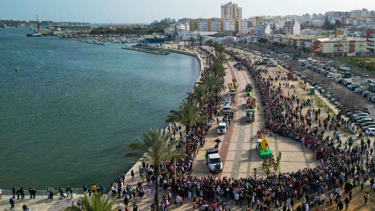 Durante 11 dias, o Carnaval de Portimão 2026 envolve escolas e coletividades em bailes, matinés e desfiles alegóricos que celebram a tradição popular do concelho.