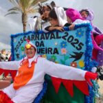 Durante 11 dias, o Carnaval de Portimão 2026 envolve escolas e coletividades em bailes, matinés e desfiles alegóricos que celebram a tradição popular do concelho.