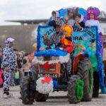 Durante 11 dias, o Carnaval de Portimão 2026 envolve escolas e coletividades em bailes, matinés e desfiles alegóricos que celebram a tradição popular do concelho.