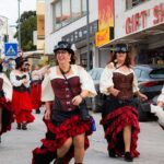 Carnaval da Praia do Carvoeiro reúne mais de 200 figurantes na 35.ª edição, com desfiles e bailes a encher as ruas da vila.