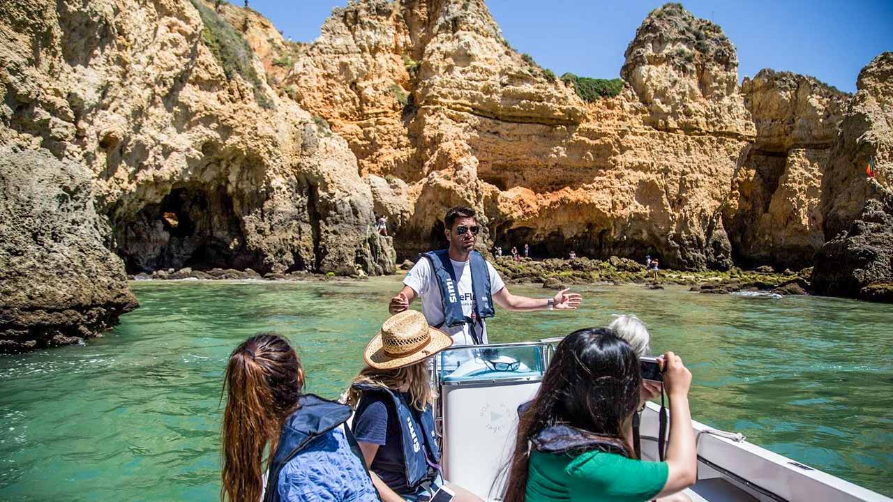 Ciência Viva de Lagos integra geologia costeira nos passeios da BlueFleet e reforça o turismo científico no Algarve.