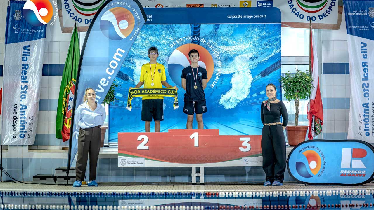 O Clube de Natação de Olhão lidera o Regional de Infantis com 46 medalhas e termina no topo da classificação coletiva.