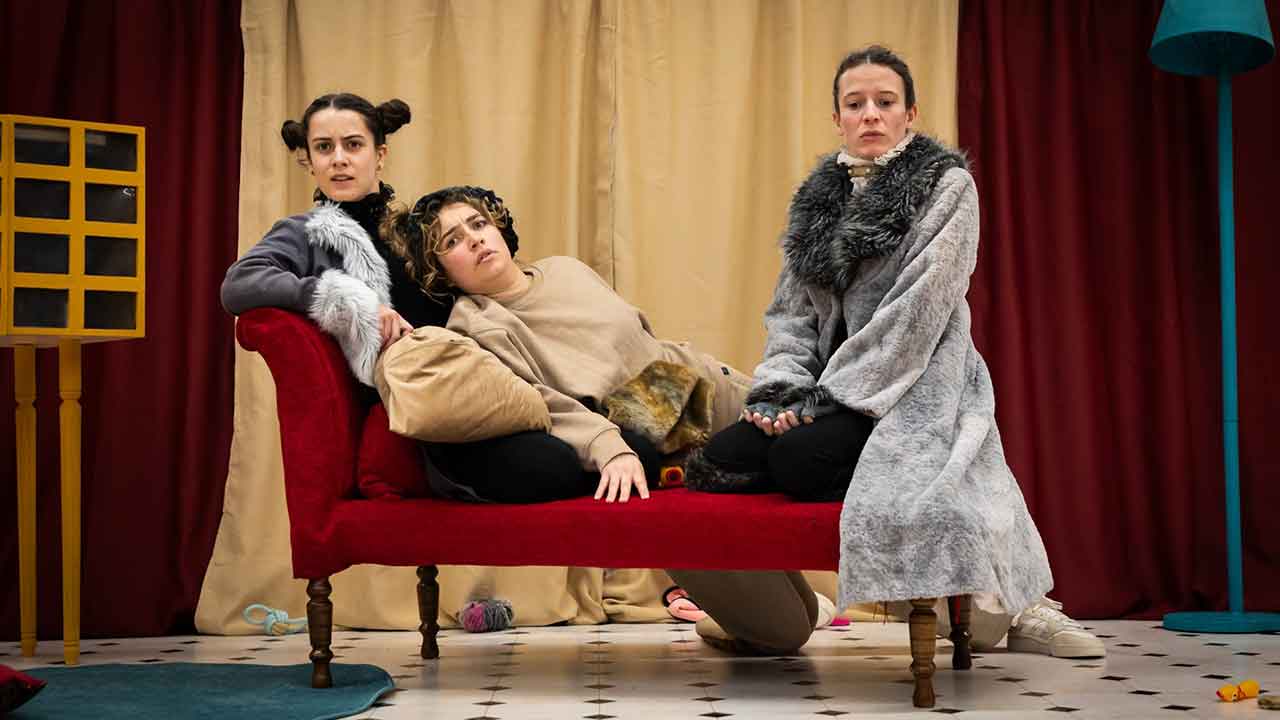 Espetáculo infantil do Teatro D. Maria II em palco