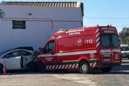 Ambulância dos Bombeiros de Tavira e um ligeiro colidiram na manhã de hoje, na EN2, em Faro, provocando a morte de uma idosa de 96 anos.