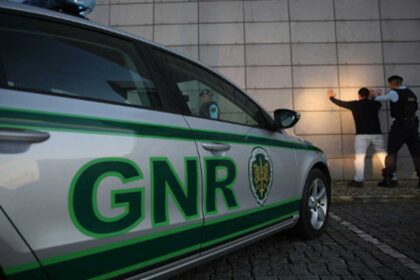 GNR deteve homem de 33 anos em Armação de Pêra na sequência de mandado de detenção internacional por roubo.