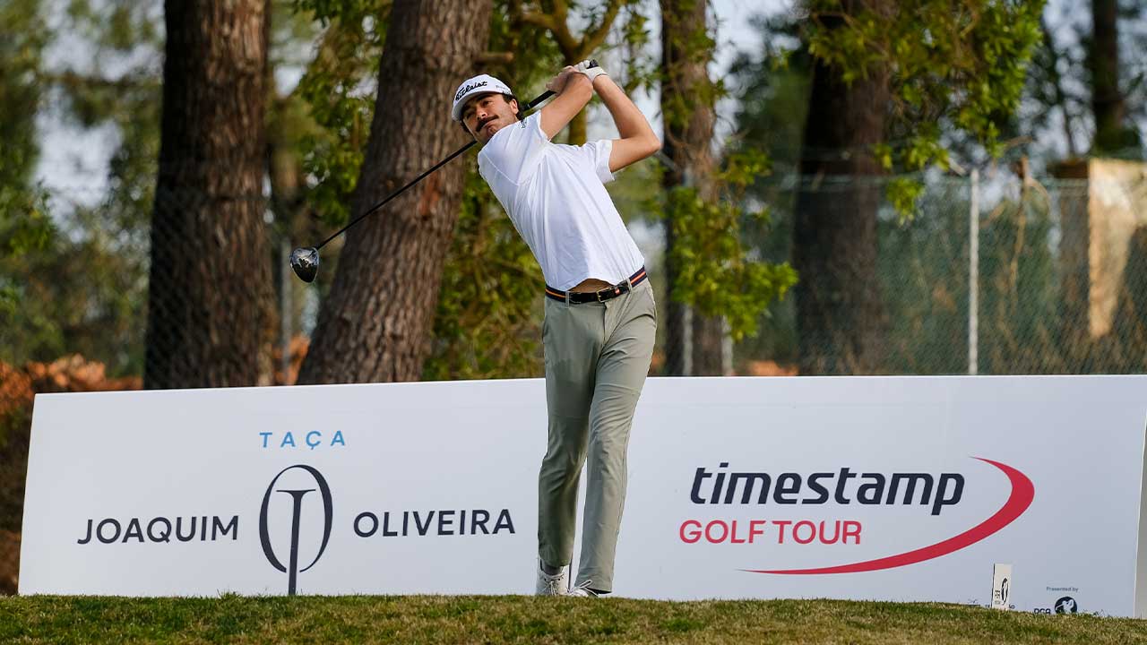 Algarvio Hugo Santos é 2.º na Taça de golfe Joaquim Oliveira com 69 pancadas, a uma do líder Ignácio Mateo, na abertura do circuito 2026.