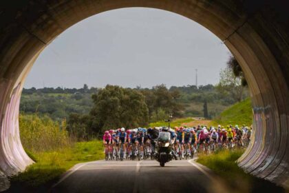 Magnier venceu em Tavira e assumiu a liderança da Volta ao Algarve após bater Philipsen, Meeus e Bittner no sprint final.