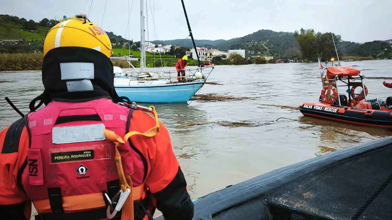 Marta passou pelo Algarve com menos impacto do que o previsto, mas deixa 60 ocorrências em 24 horas e mantém autoridades em prontidão máxima.