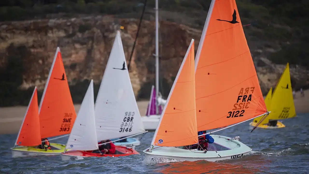 Velejadores em prova de vela inclusiva no mar de Portimão