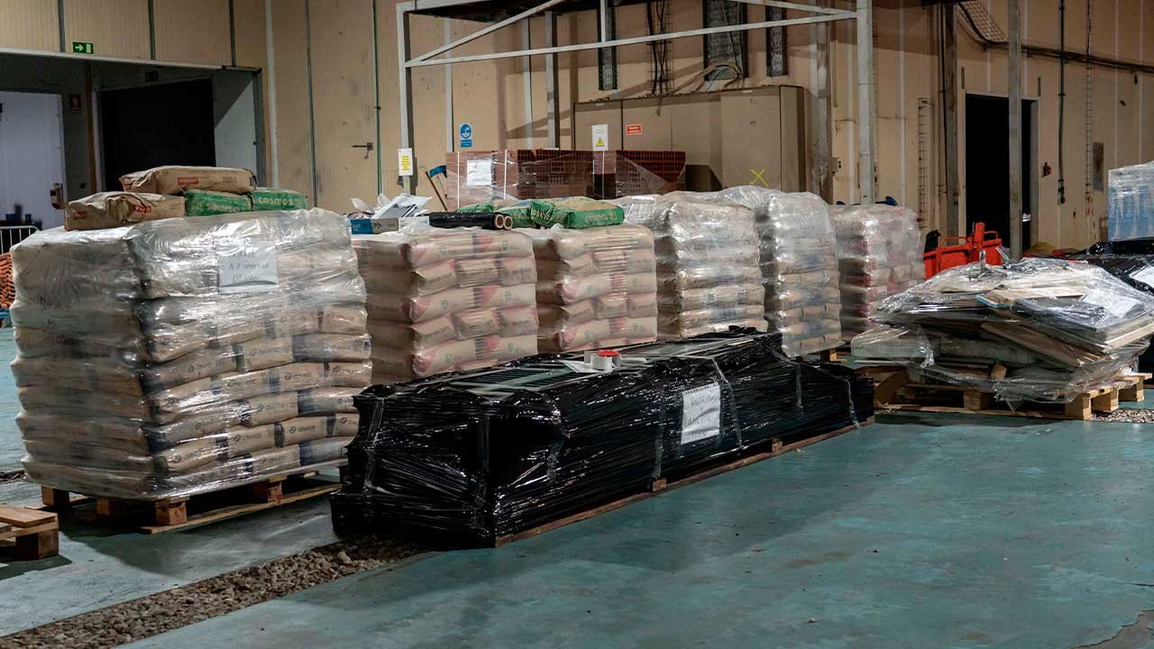 Olhão envia 60 toneladas de materiais de construção para apoiar populações afetadas pelo mau tempo em Leiria.