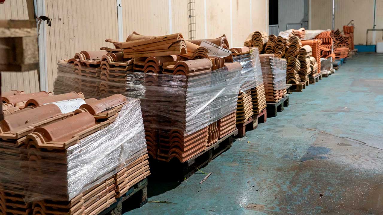 Olhão envia 60 toneladas de materiais de construção para apoiar populações afetadas pelo mau tempo em Leiria.