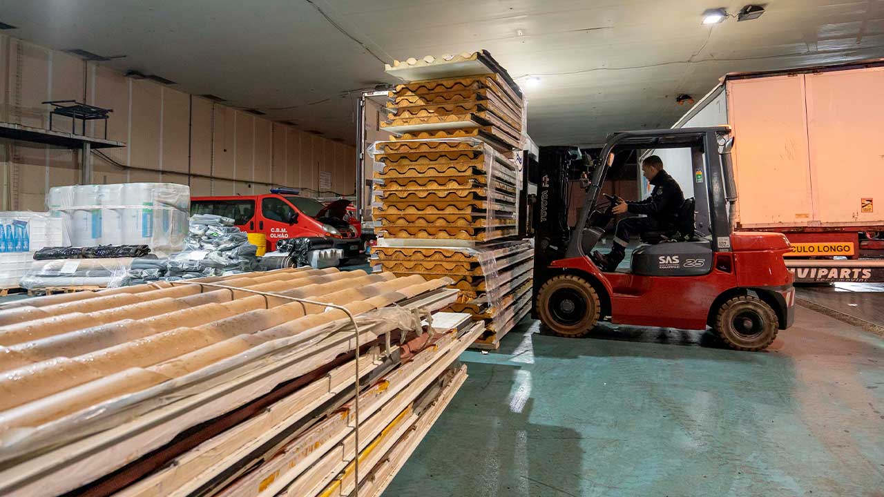 Olhão envia 60 toneladas de materiais de construção para apoiar populações afetadas pelo mau tempo em Leiria.
