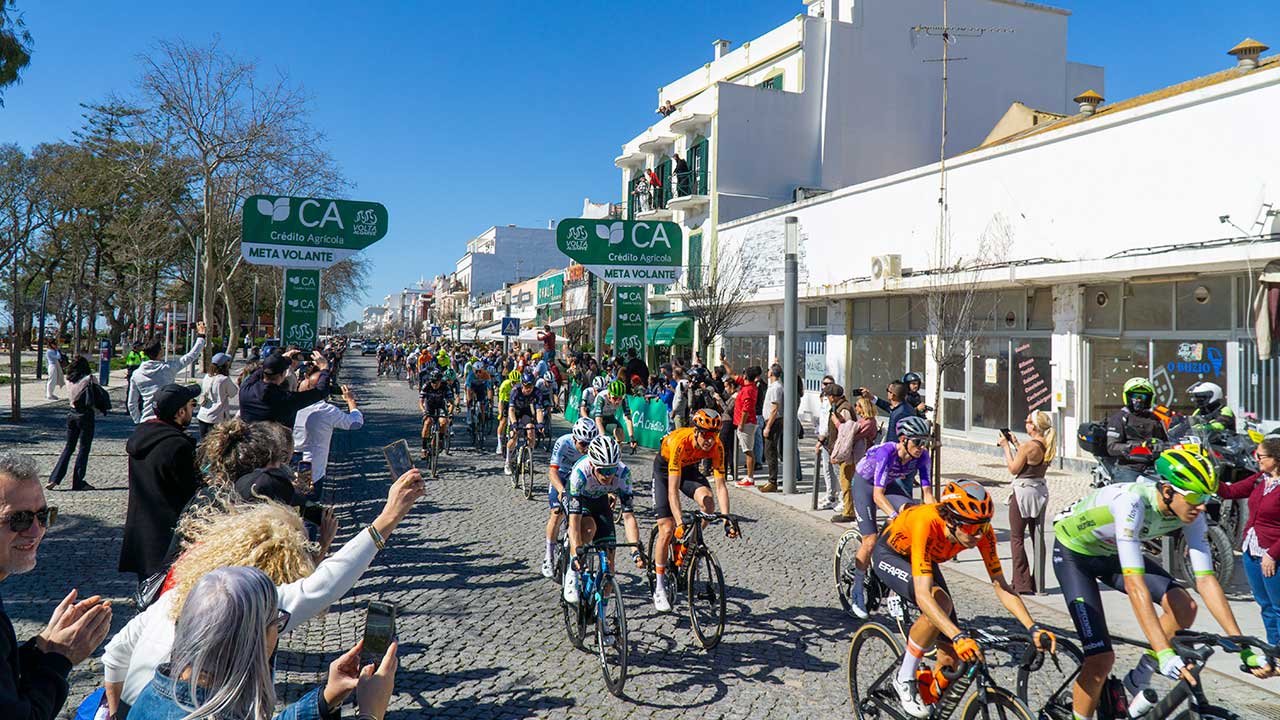 Olhão estreia-se na Volta ao Algarve com meta volante na Avenida 5 de Outubro e milhares de pessoas a assistir na zona ribeirinha.