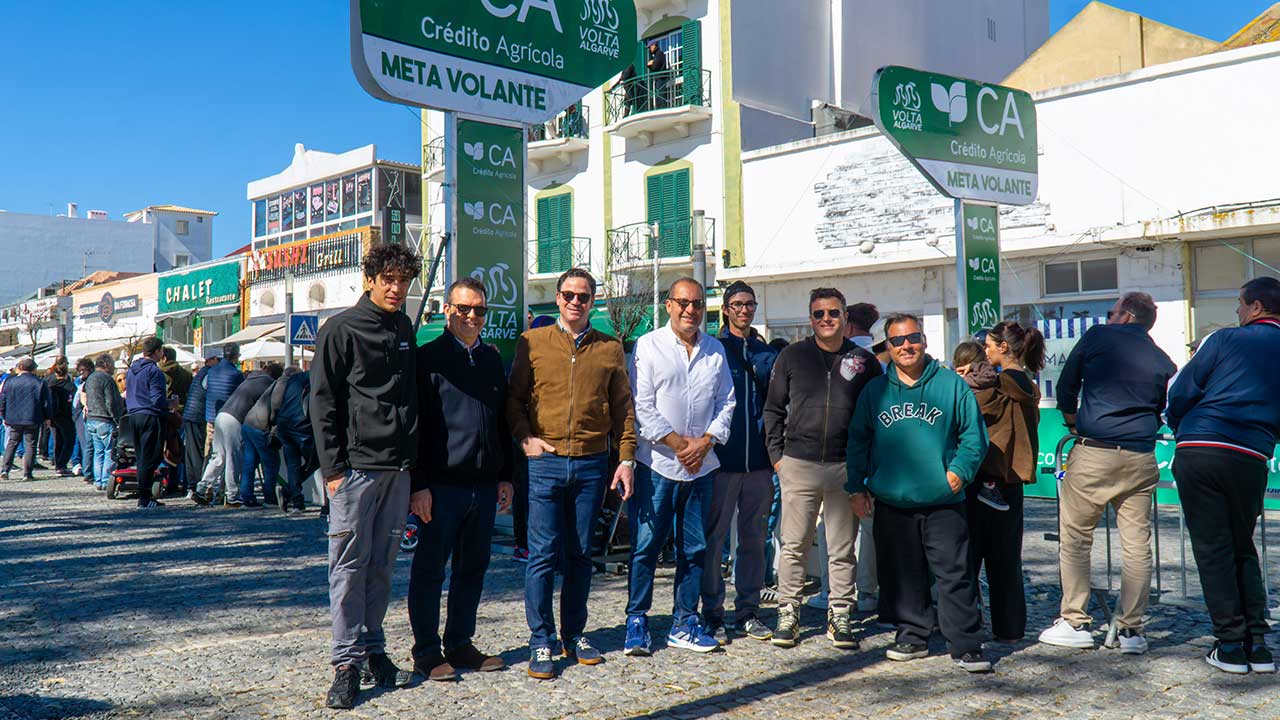 Olhão estreia-se na Volta ao Algarve com meta volante na Avenida 5 de Outubro e milhares de pessoas a assistir na zona ribeirinha.
