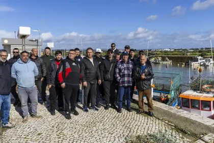 Os pescadores da polvo do Algarve aguardam há cinco meses o pagamento do apoio salarial do defeso e não conseguem sair ao mar devido ao mau tempo.
