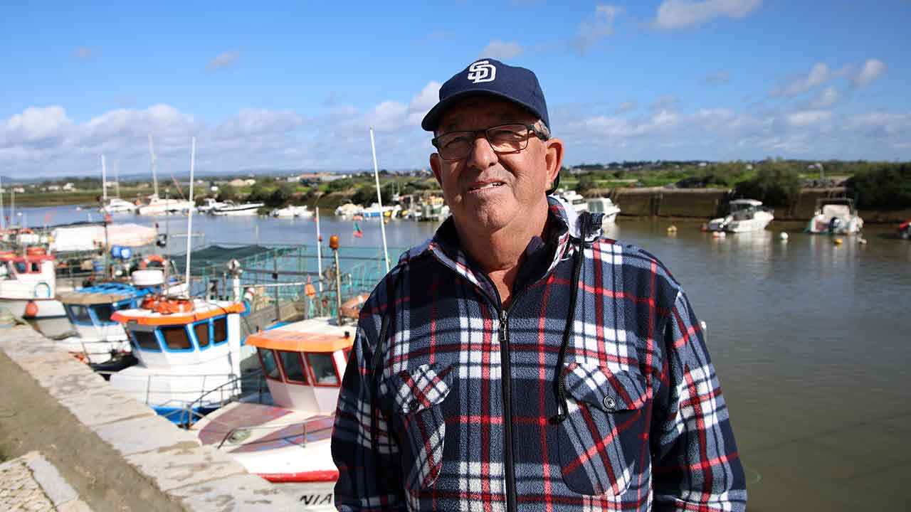 Os pescadores da polvo do Algarve aguardam há cinco meses o pagamento do apoio salarial do defeso e não conseguem sair ao mar devido ao mau tempo.