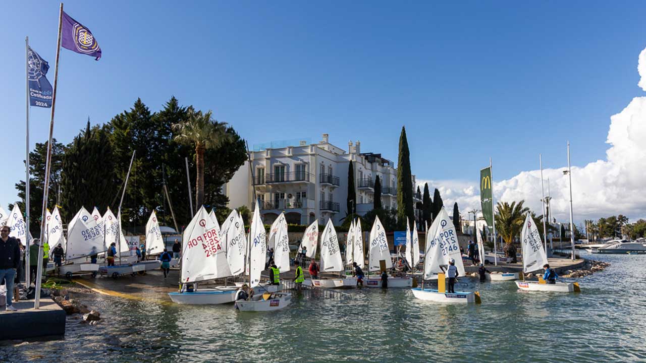 400 velejadores de 19 países competem no 52.º Torneio de Vela do Carnaval em Vilamoura, entre 14 e 16 de fevereiro.
