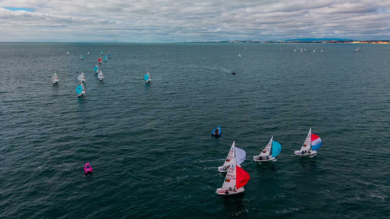 Torneio de Vela do Carnaval junta 18 países em Vilamoura com cerca de 400 atletas e seis classes em competição ao longo de três dias.