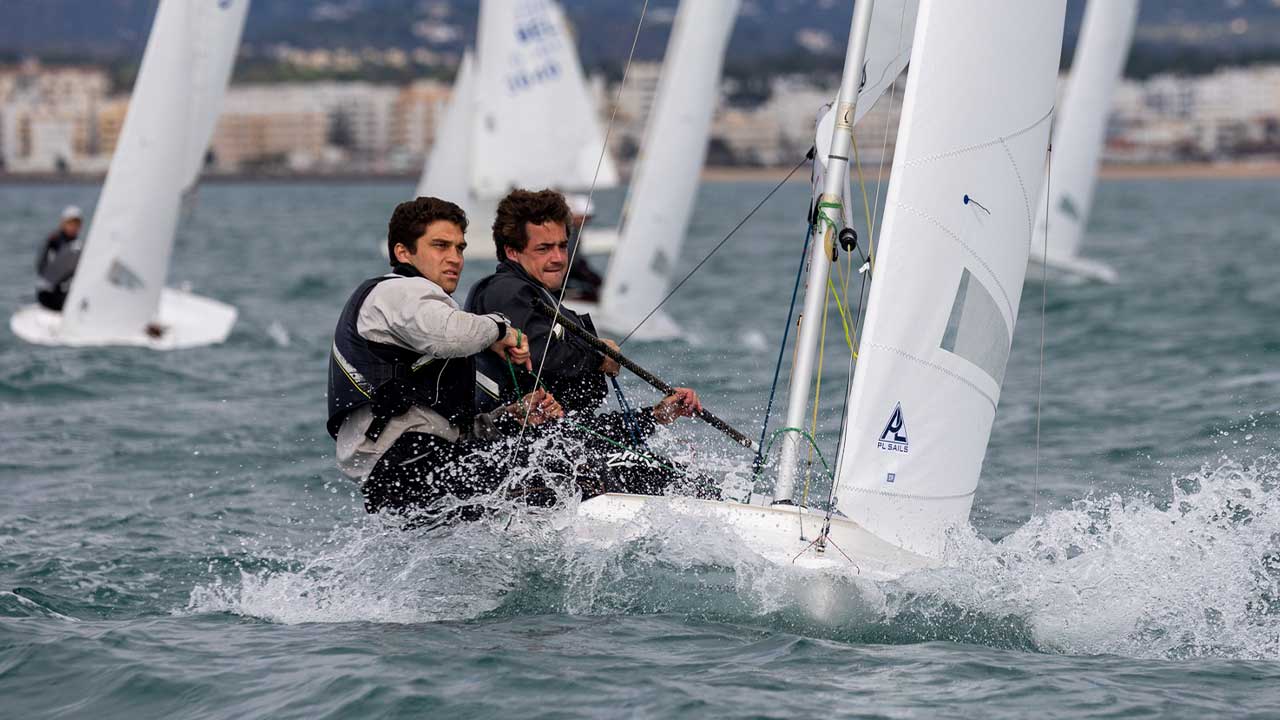 Torneio de Vela do Carnaval junta 18 países em Vilamoura com cerca de 400 atletas e seis classes em competição ao longo de três dias.